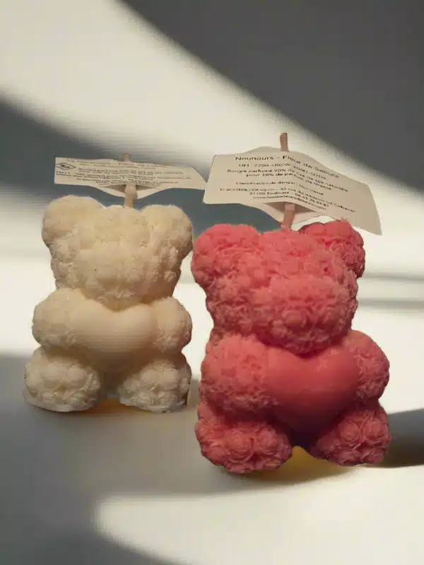 Bougies artisanales nounours en cire de soja, parfums Fleur de Coton et Fleur de Sakura, avec cœurs roses et blancs.