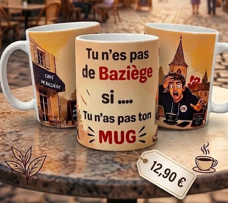 Mugs Baziège illustrés sur table. Texte : Tu n'es pas de Baziège si... Tu n'as pas ton MUG. Prix 12,90 €.