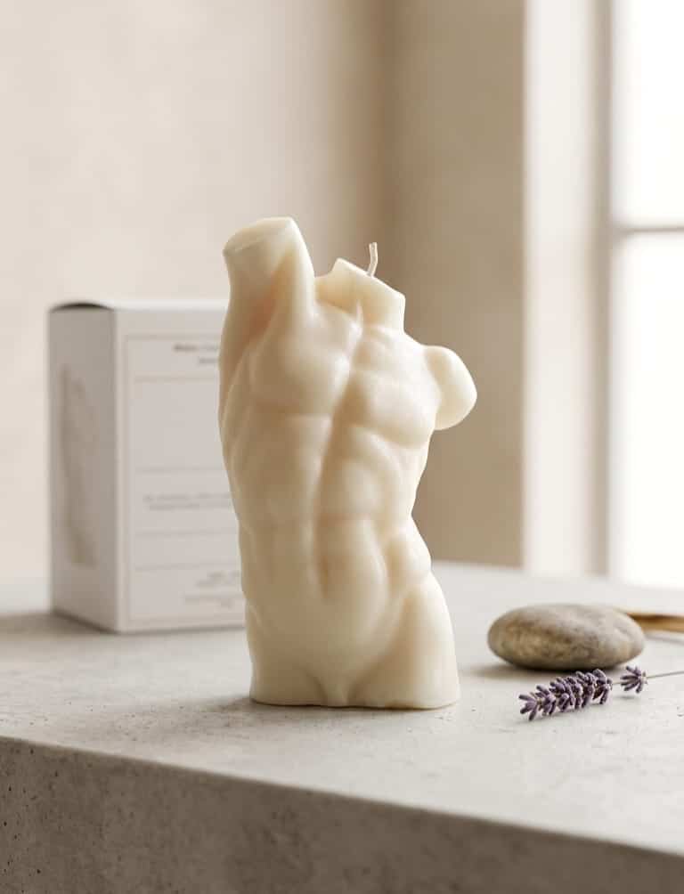Bougie Torse Homme Musclé - Décoration Minimaliste Crème Bougie torse homme musclé crème sur pierre avec lavande et boîte cadeau blanche.